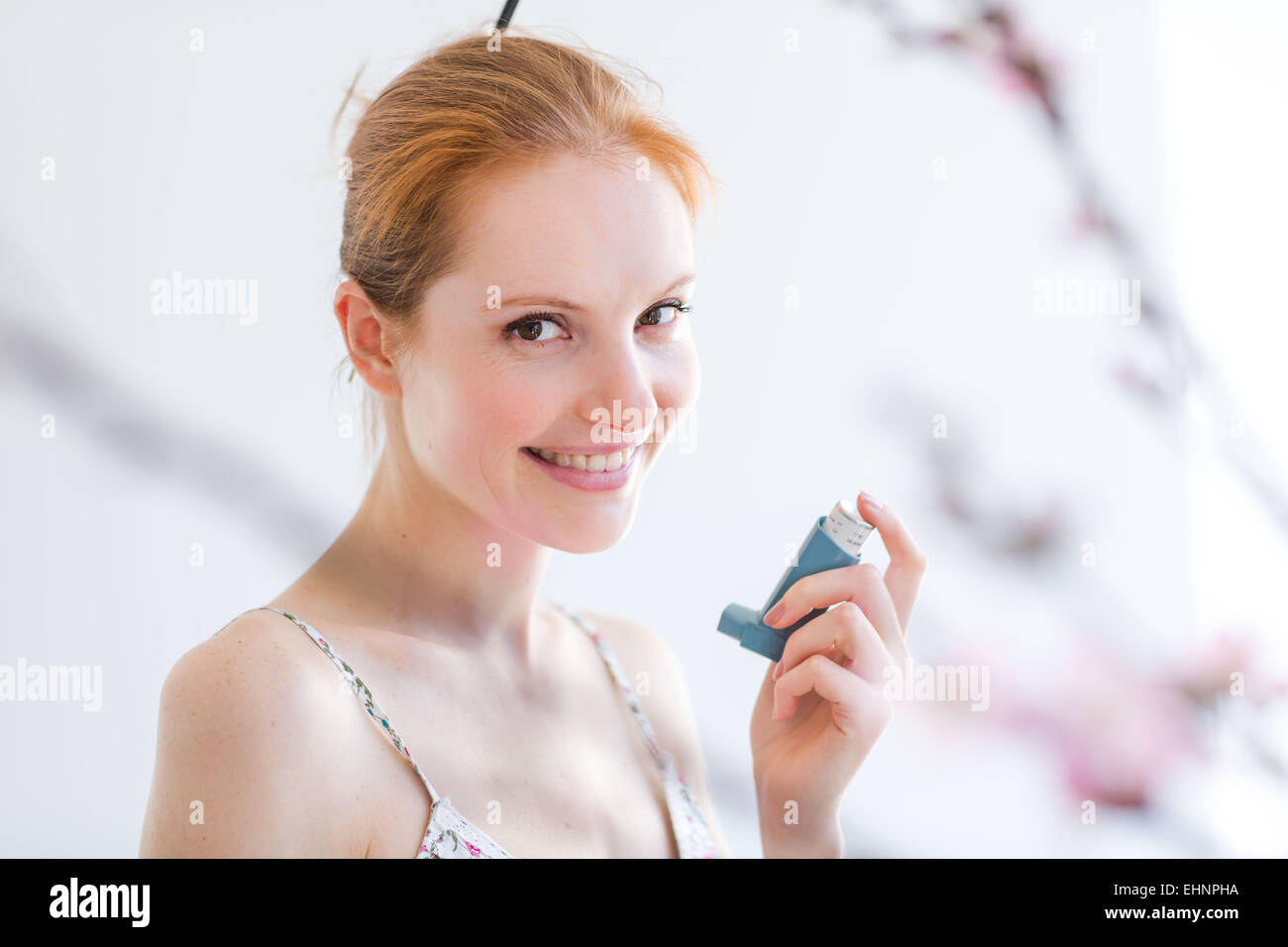 Frau mit einem Aerosol-Inhalator, der Erweiterung der Bronchien zur Behandlung von Asthma enthält. Stockfoto