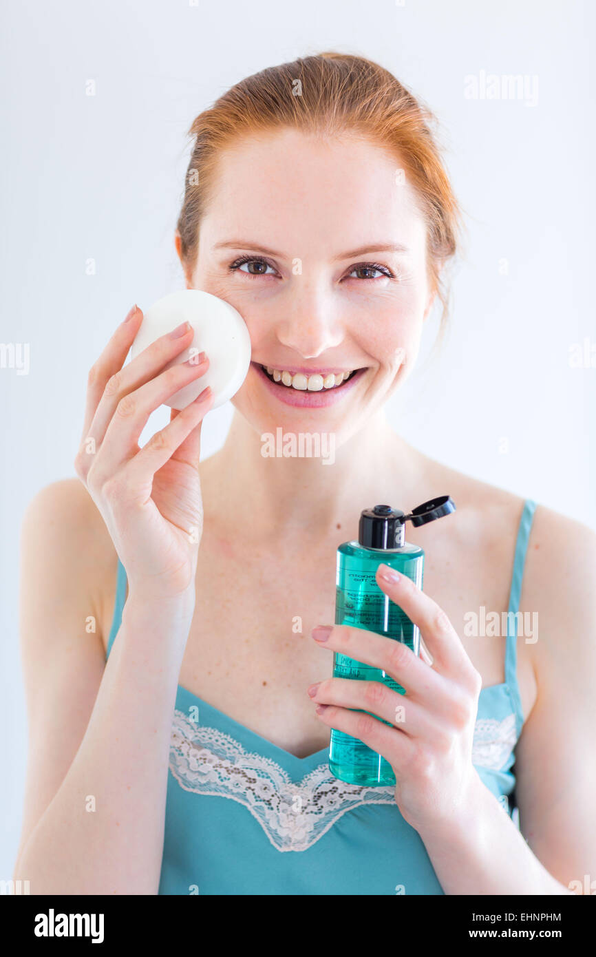 Frau Make-up zu entfernen. Stockfoto