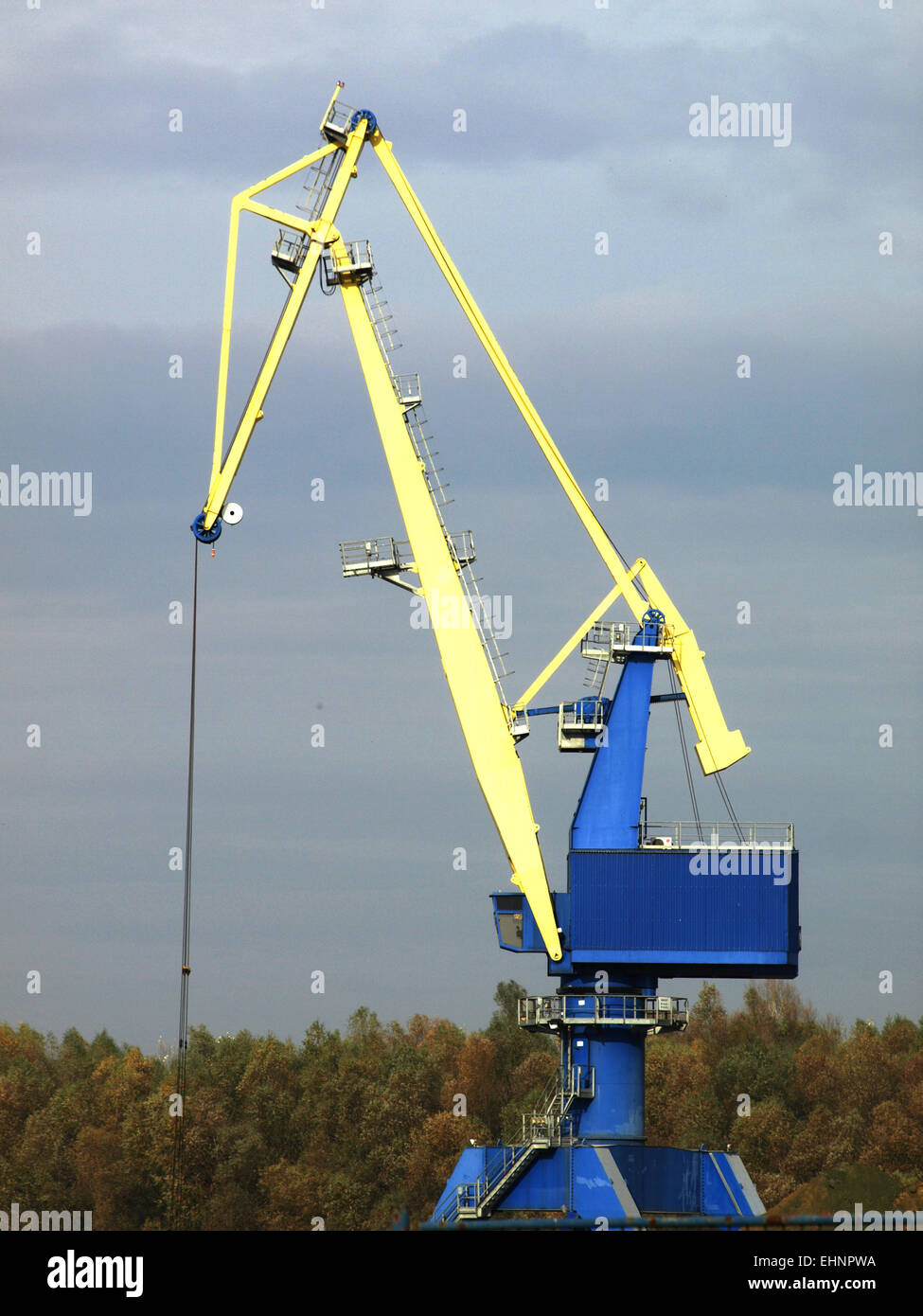 Großen Kran Ladung im Hafen laden Stockfoto