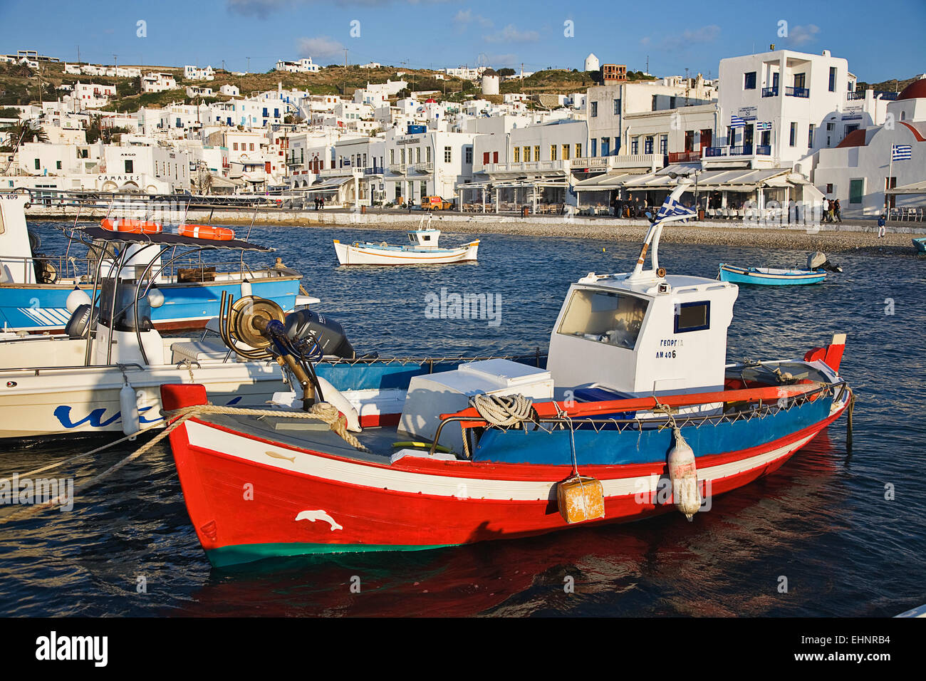 Mykonos ist eine der buntesten griechischen Inseln in der Adriatische mit weißen Gebäuden in blau getrimmt. Stockfoto