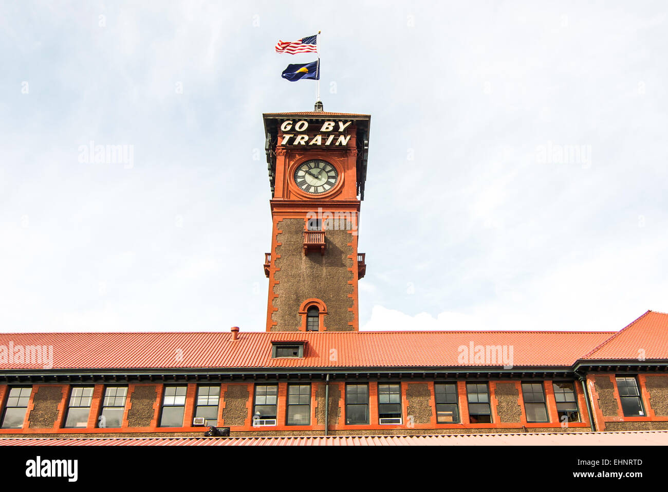 Der Uhrturm über dem Portland-Bahnhof für Amtrak in Portland, Oregon, USA. Die Zeichen fordert Menschen zu "Gehen mit dem Zug." Stockfoto