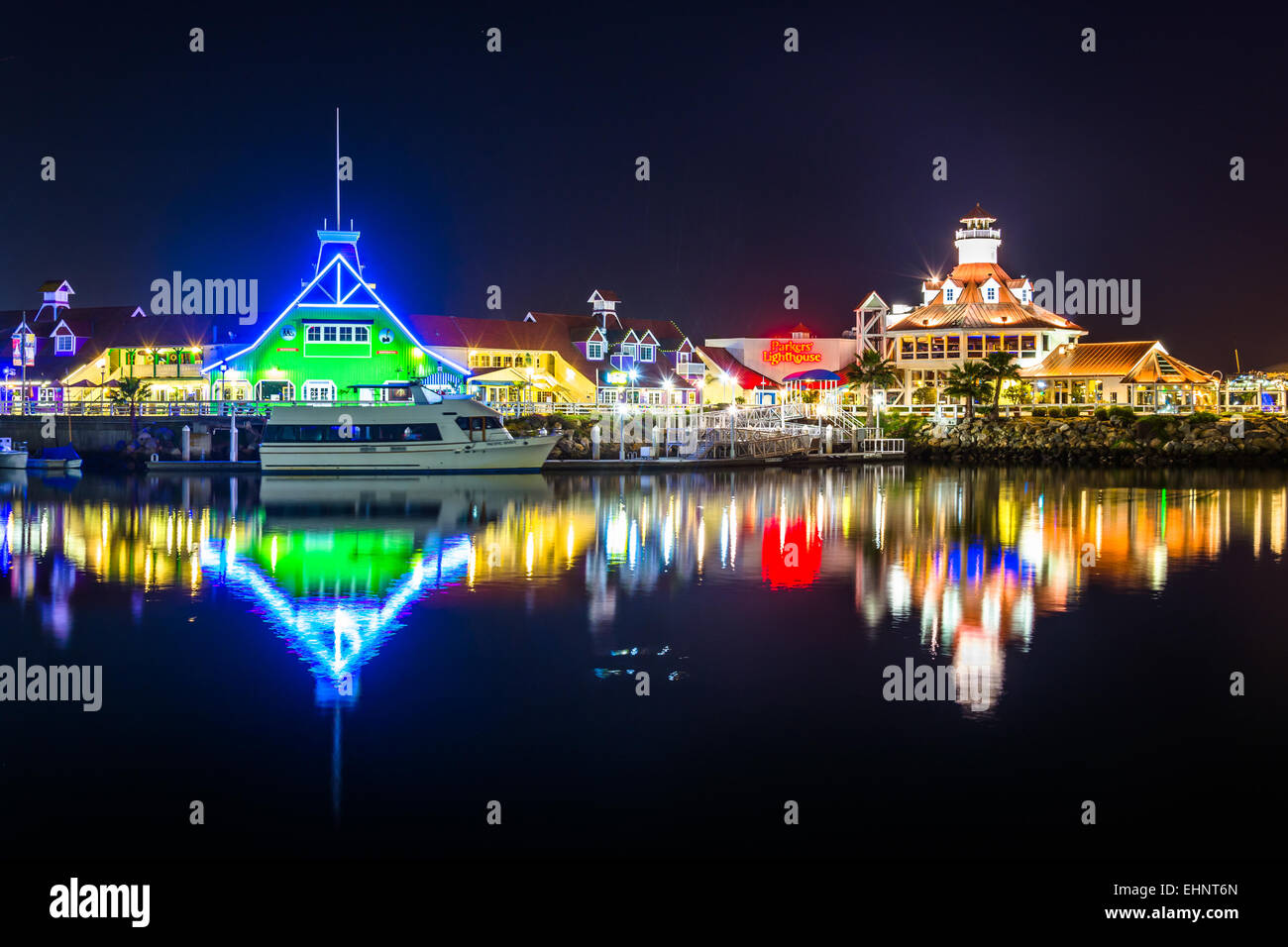 Shoreline Village und Parkers Leuchtturm in der Nacht, in Long Beach, Kalifornien. Stockfoto