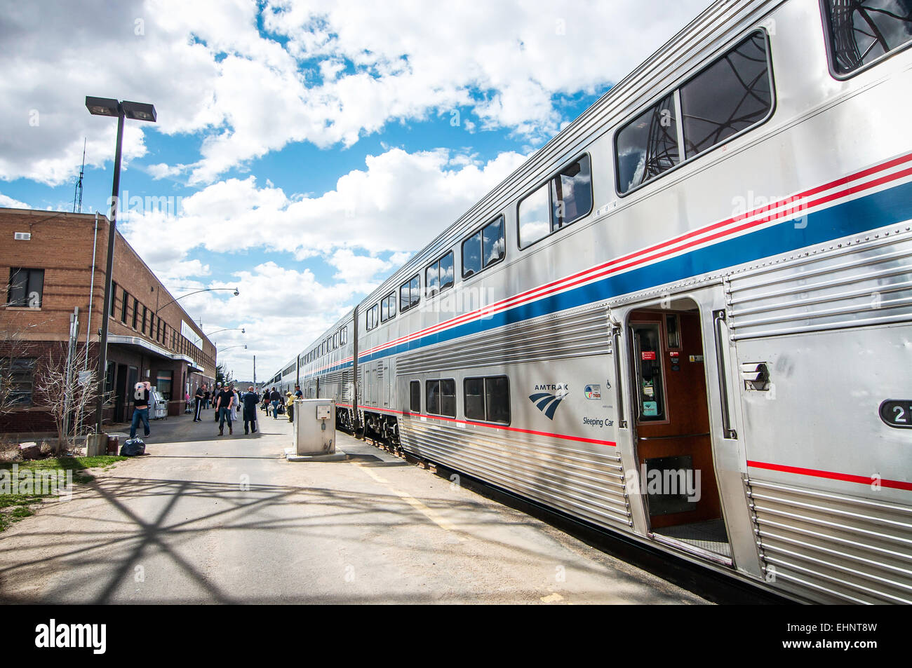 Ein Amtrak Zug Langlauf machen einen kurzen Halt in Montana, USA. Stockfoto