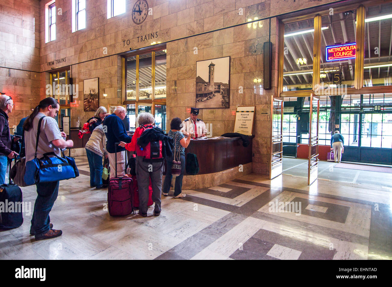 Passagiere, die Schlange für Amtrak Bahn-Tickets in Portland, Oregon, USA. Stockfoto