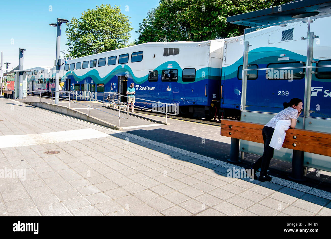 Menschen warten auf die Sirene an Bord, fährt eine s-Bahn, die zwischen Tacoma und Seattle im Bundesstaat Washington, USA. Stockfoto