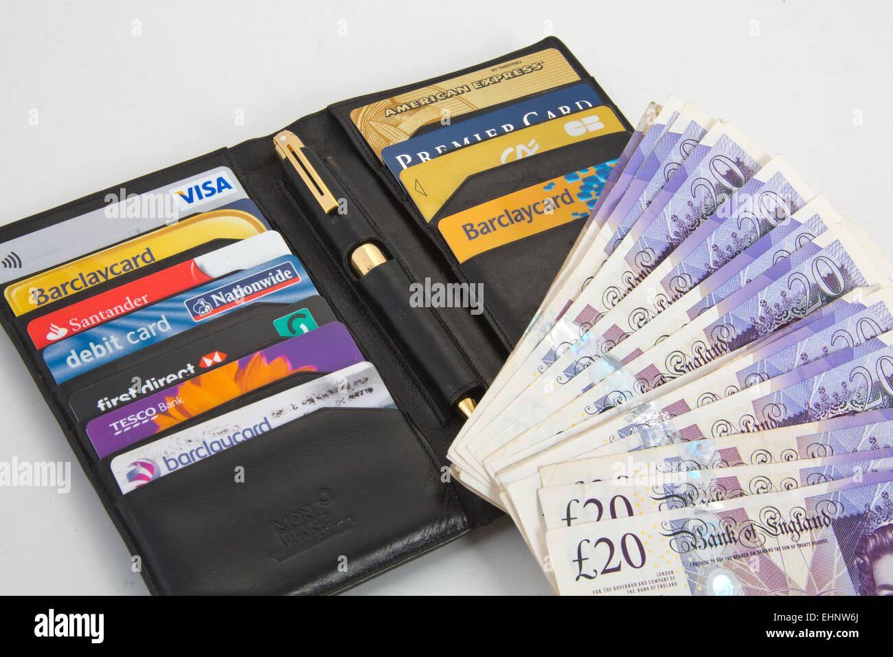 Schwarze Geldborse Mit Kreditkarten Visa Und American Express Credit Karten Stockfotografie Alamy