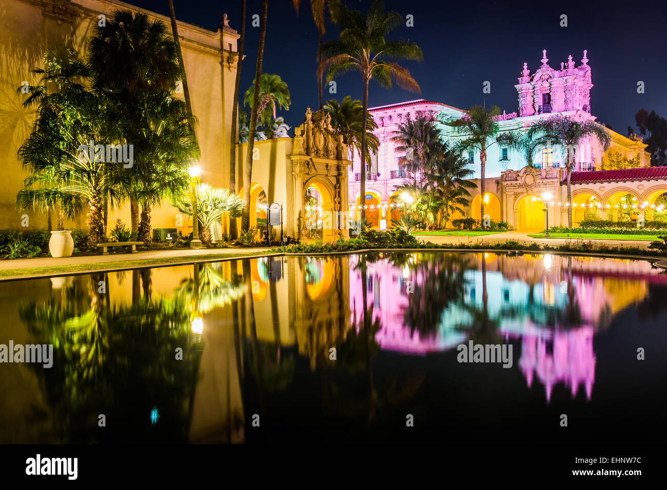 Das Restaurant El Prado und Lily Pond in der Nacht im Balboa Park, San Diego, Kalifornien. Stockfoto