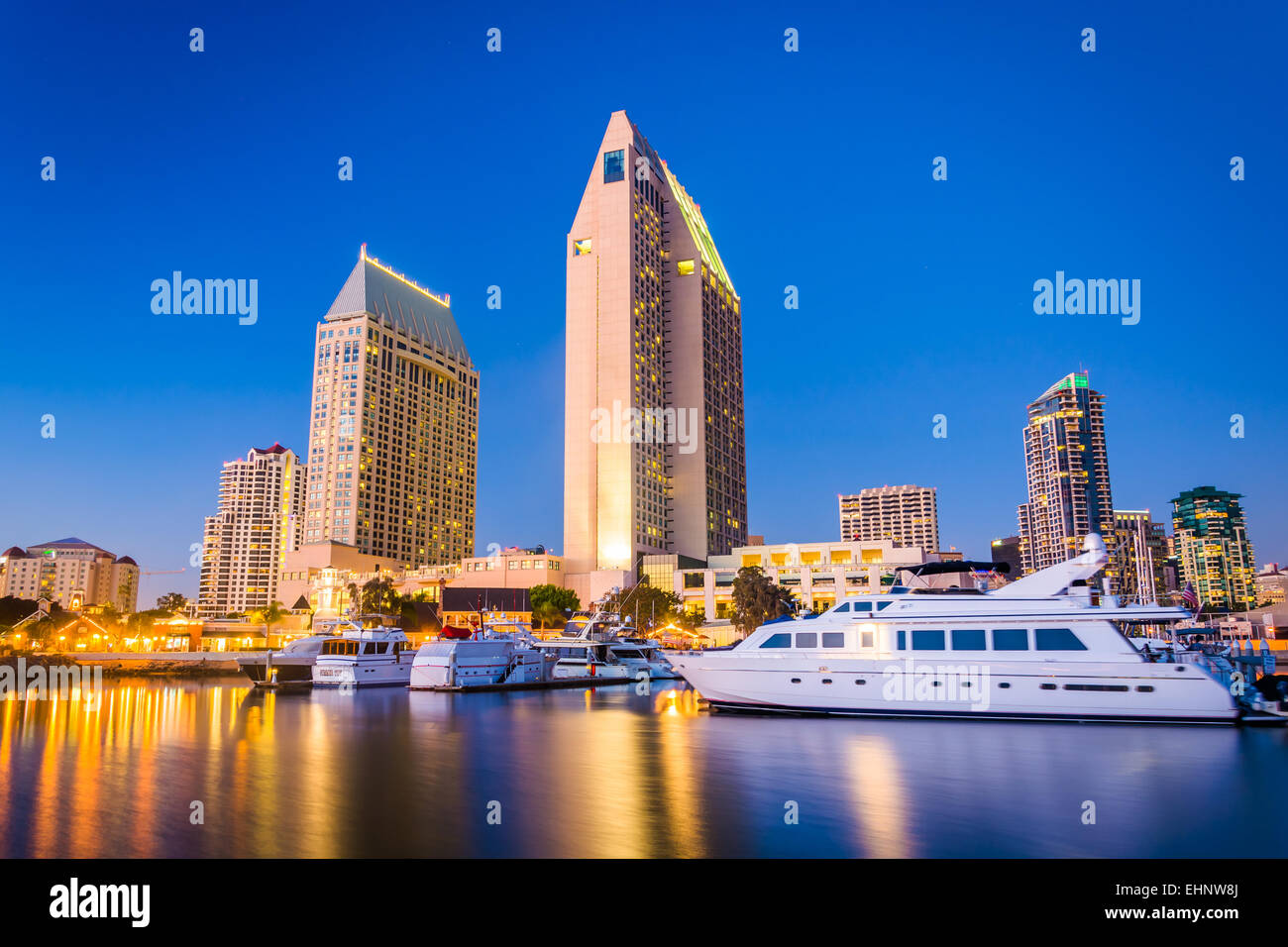 Die Skyline von San Diego und Boote in der Nacht, gesehen vom Embarcadero Marina Park North in San Diego, Kalifornien. Stockfoto