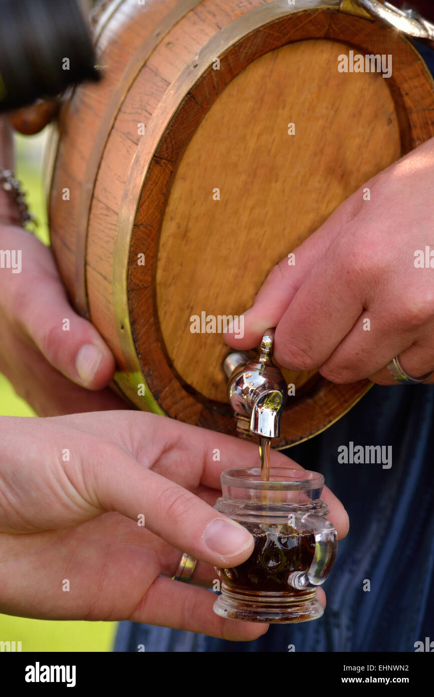 Person mit ein kleines Fass Schnaps Stockfoto
