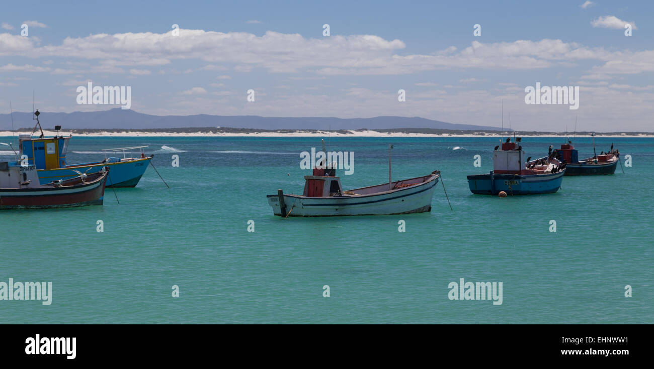 Angelboote/Fischerboote Schaukeln sanft vor Anker in einem Hafen in der Nähe von Kap Agulhas, Südafrika. Stockfoto