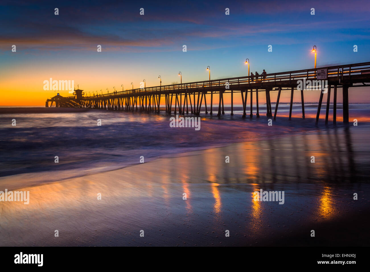 Die Angelpier gesehen nach Sonnenuntergang, im Imperial Beach, Kalifornien. Stockfoto