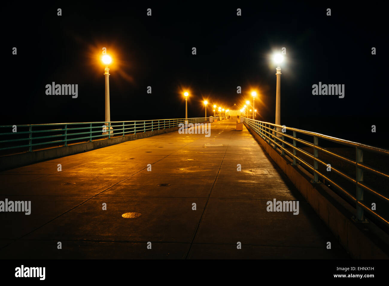 Die Pier in der Nacht in Manhattan Beach, Kalifornien. Stockfoto
