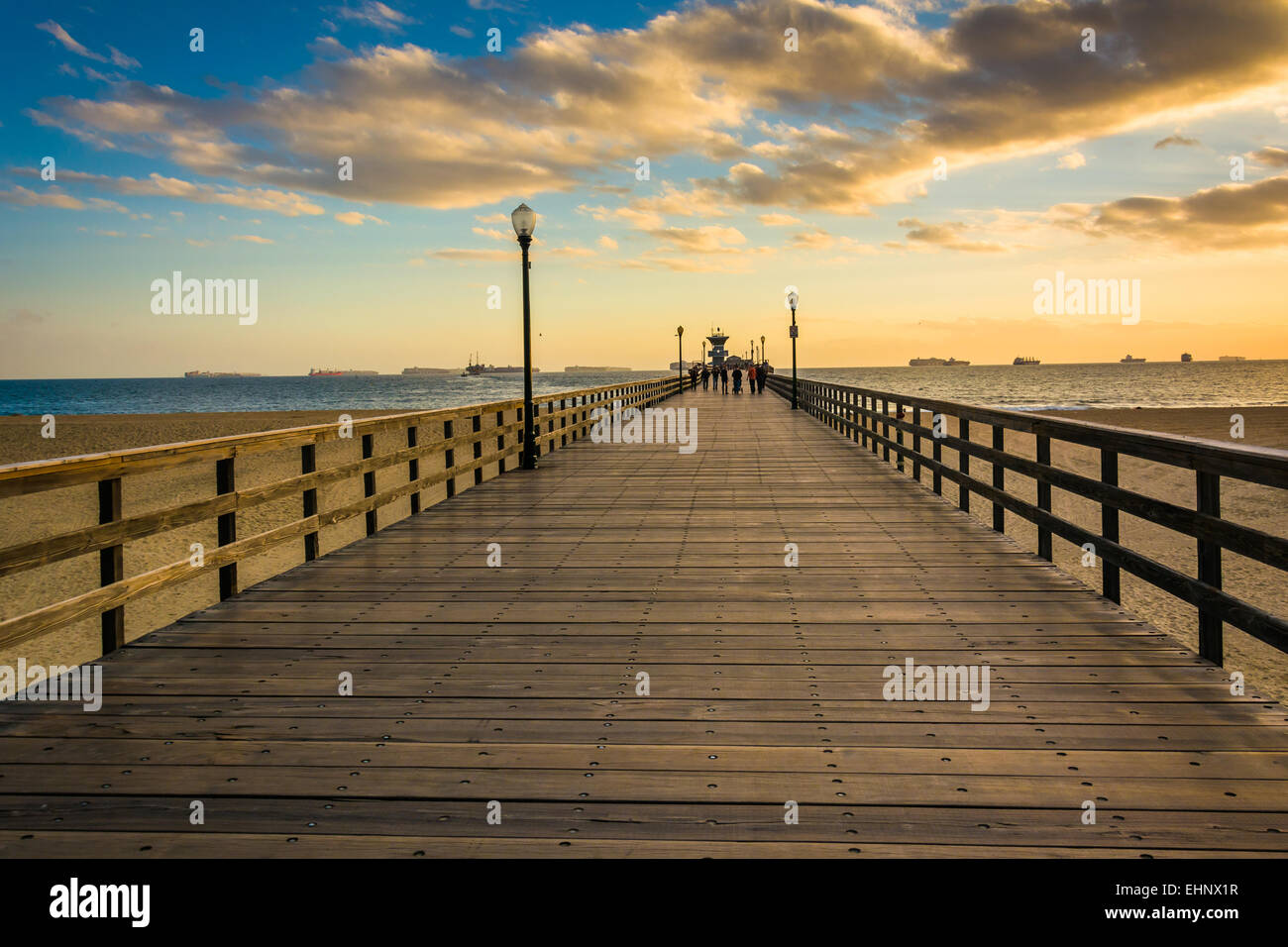 Der Pier bei Sonnenuntergang, in Seal Beach, Kalifornien. Stockfoto