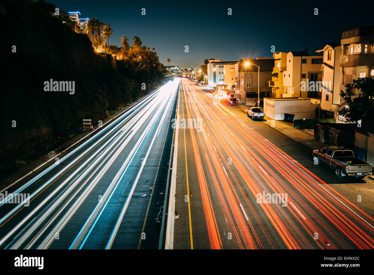 Verkehr am Pacific Coast Highway in der Nacht, in Santa Monica, Kalifornien. Stockfoto