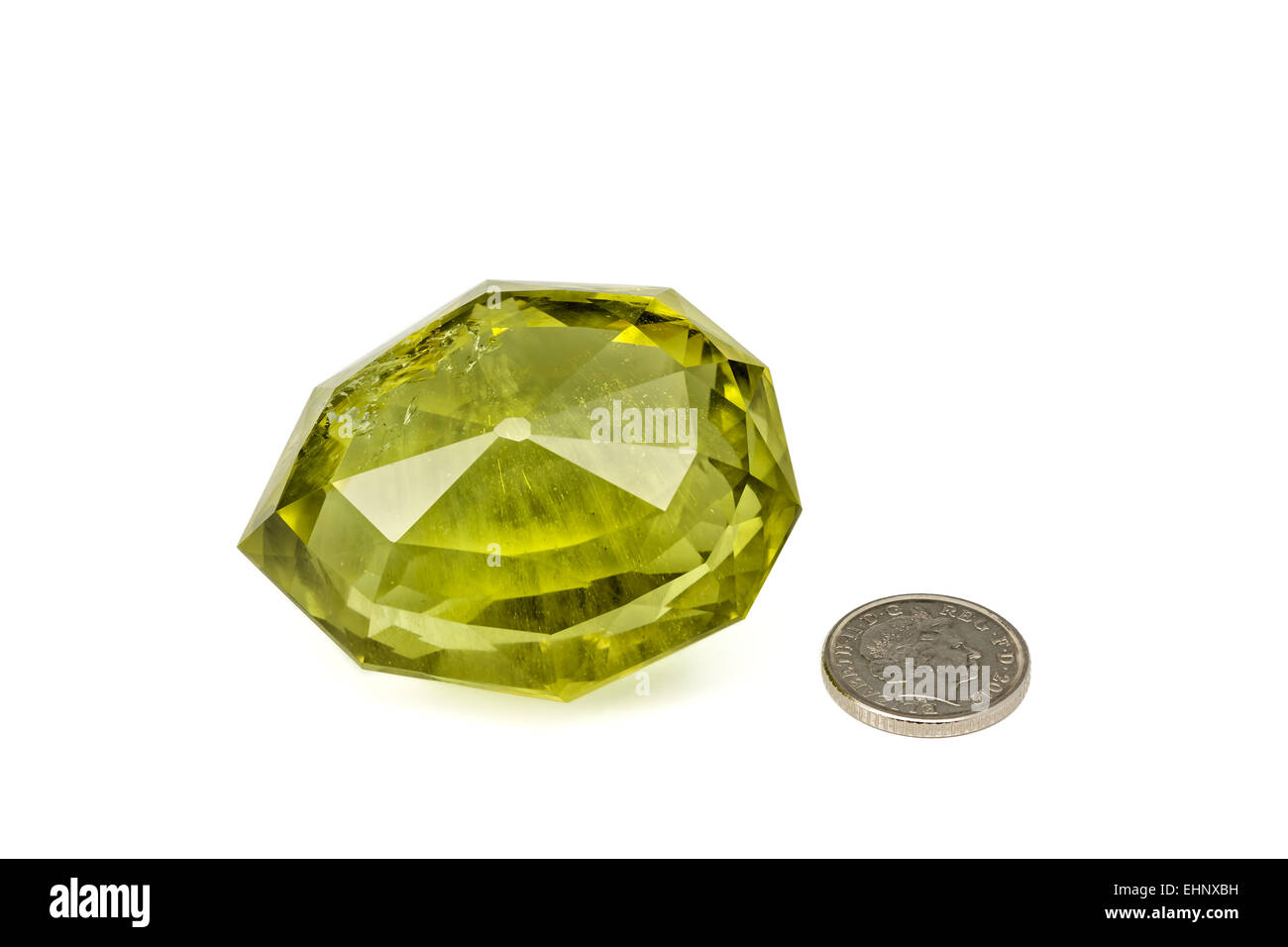 Beryl 350 Karat unbehandelt (5-Cent-Münze zum Maßstab) Kristallstruktur: sechseckige Zusammensetzung: Beryllium Aluminium silic Stockfoto