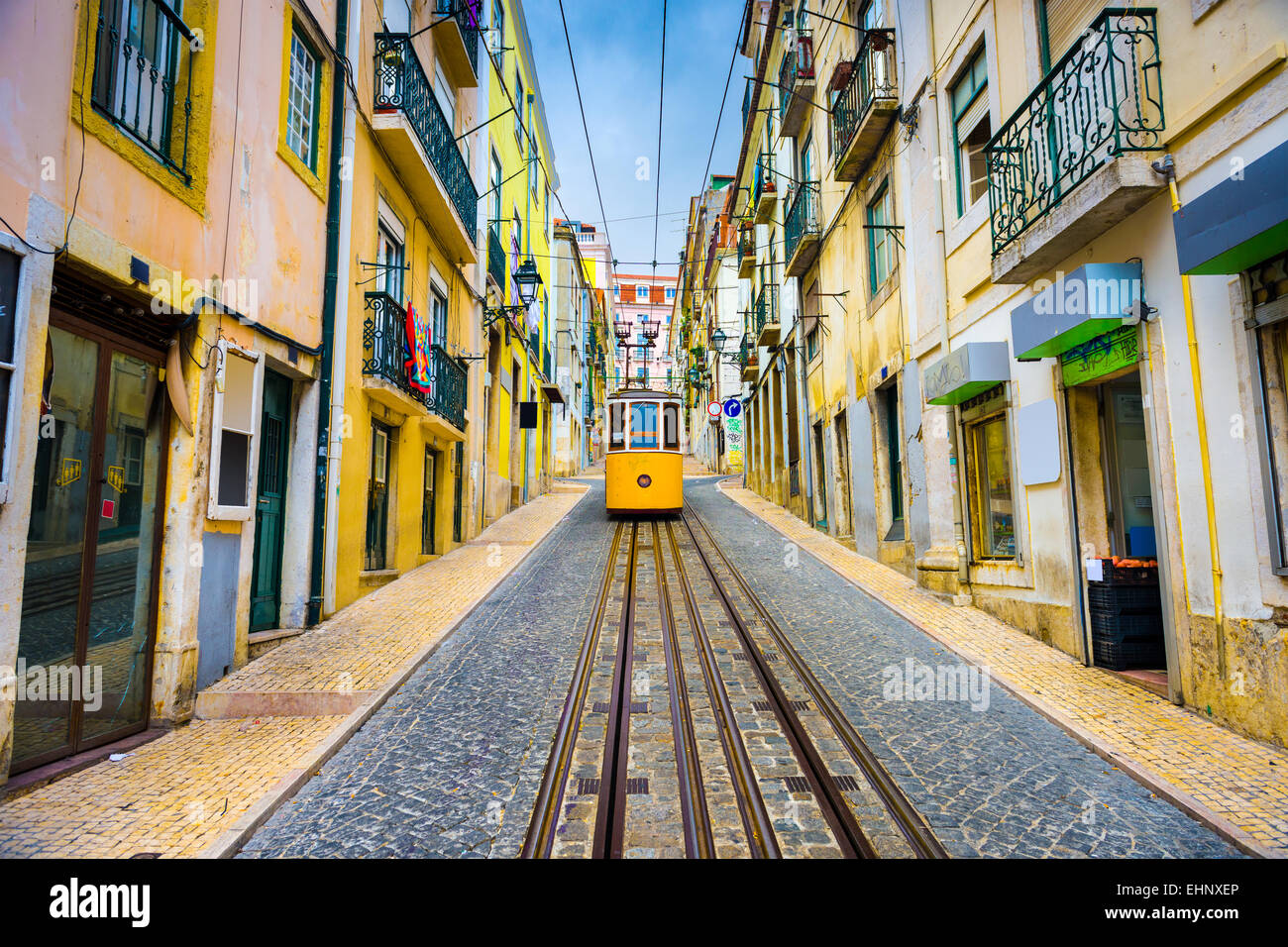 Lissabon, Portugal alte Gassen und Strassenbahn. Stockfoto