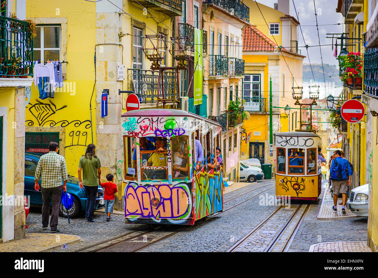 Fußgänger und Straßenbahnen in Lissabon. Stockfoto