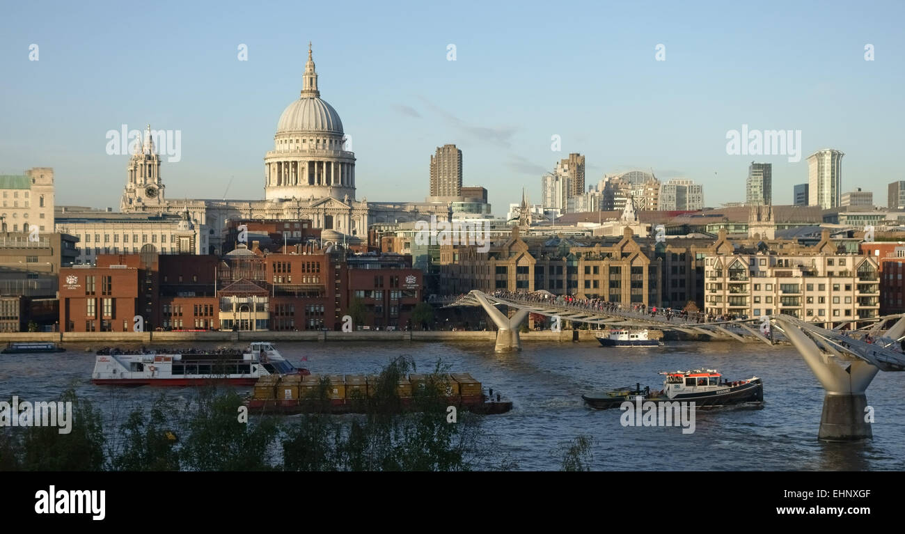 Die Themse, die Millennium Bridge und St. Pauls Cathedral und umliegende Gebäude am nördlichen Ufer der Themse Stockfoto