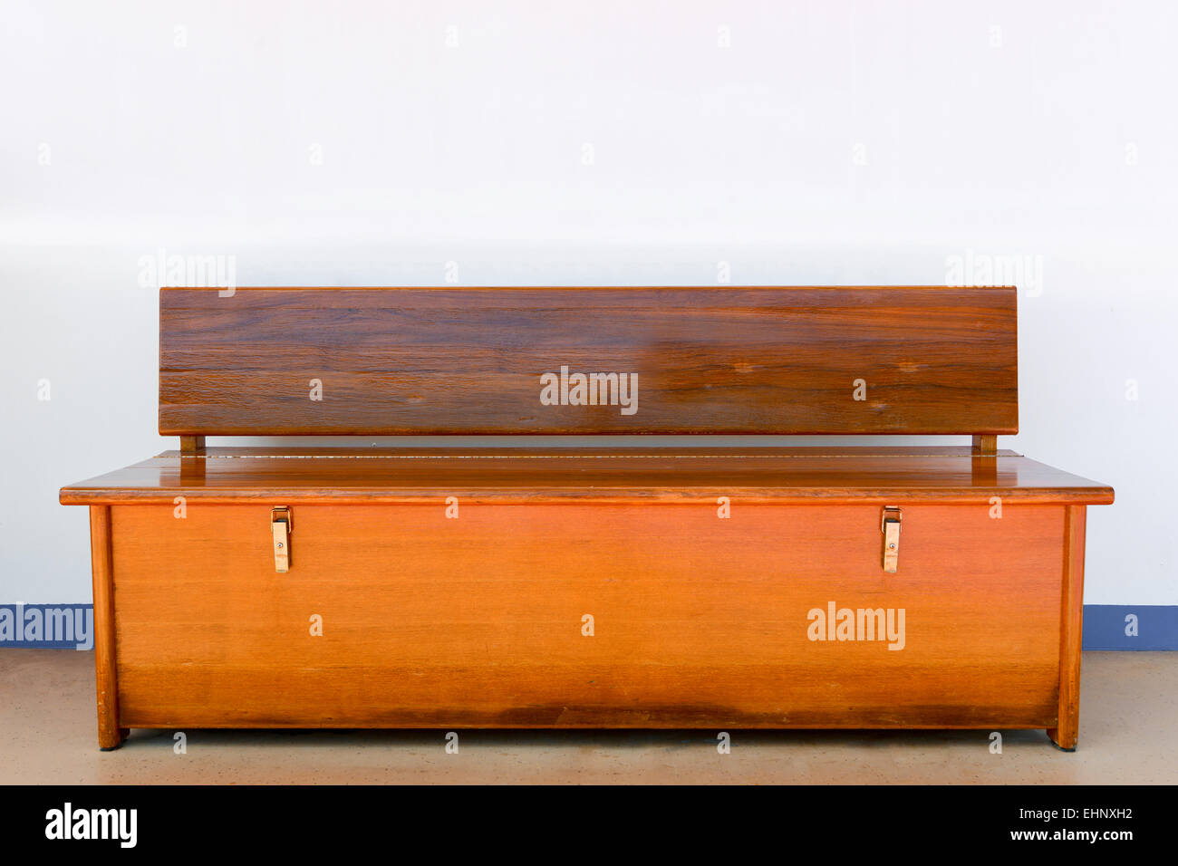 Holzbank in weißen Hintergrund isoliert Stockfoto