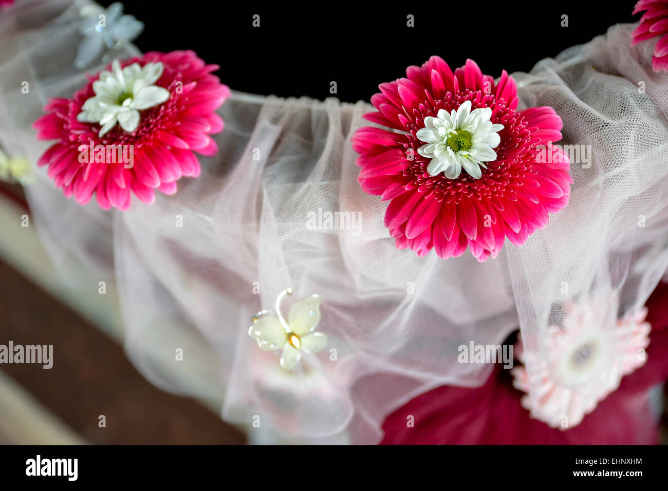 Taufbecken mit Schleier und Blumen Stockfoto