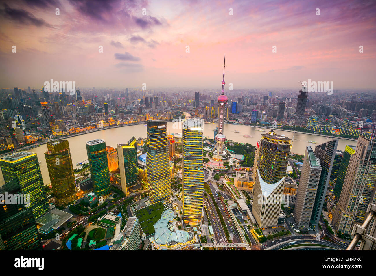 Shanghai, China Stadtbild mit Blick auf den Financial District und Huangpu-Fluss. Stockfoto