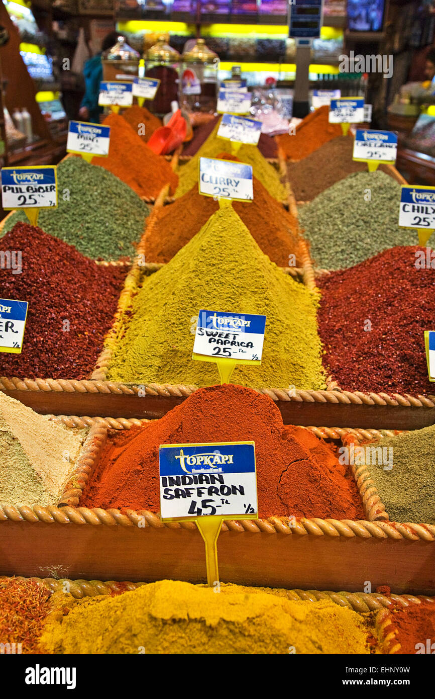 Stapel von bunten Gewürzen sind kunstvoll verfremdeten im Spice Market in Istanbul. Stockfoto