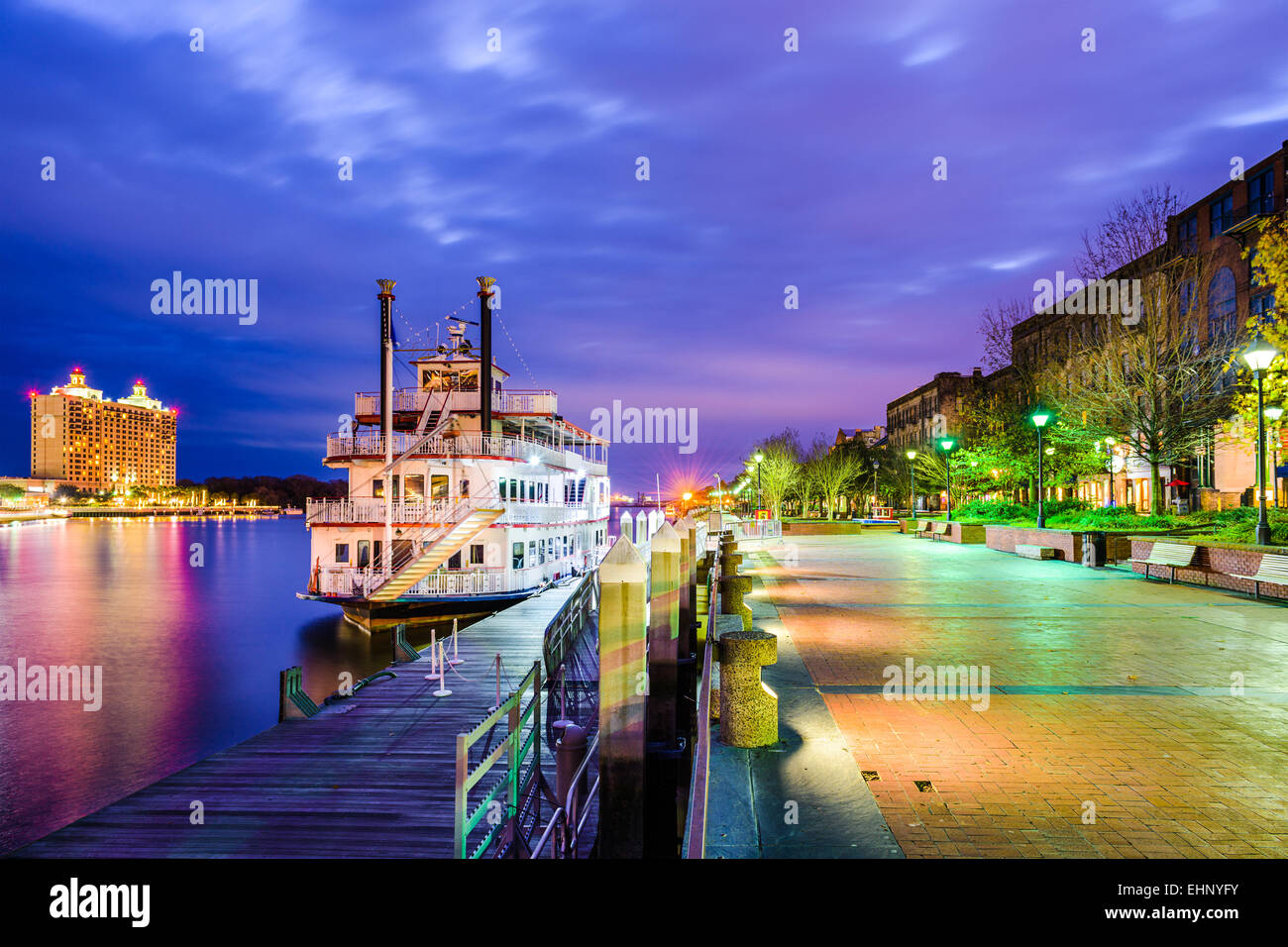 Savannah, Georgia, USA Riverfront promenade in der Dämmerung. Stockfoto