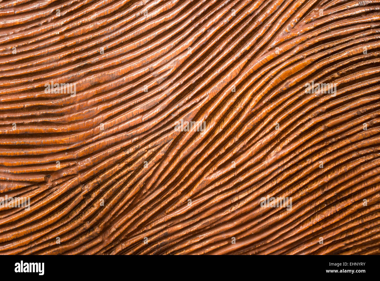 Traditionellen roten Holz geschnitzt mit Flusslinie Stockfoto