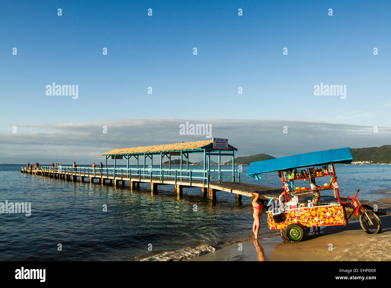 Hausierer und Pier am Strand Canasvieiras. Florianopolis, Santa Catarina, Brasilien. Stockfoto