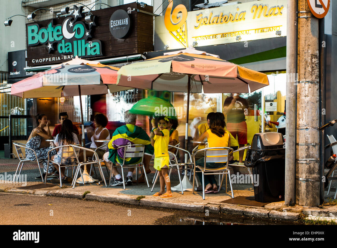 Menschen sitzen an Snack-Bar-Tischen auf dem Bürgersteig der Beira Mar Norte Avenue. Florianopolis, Santa Catarina, Brasilien. Stockfoto