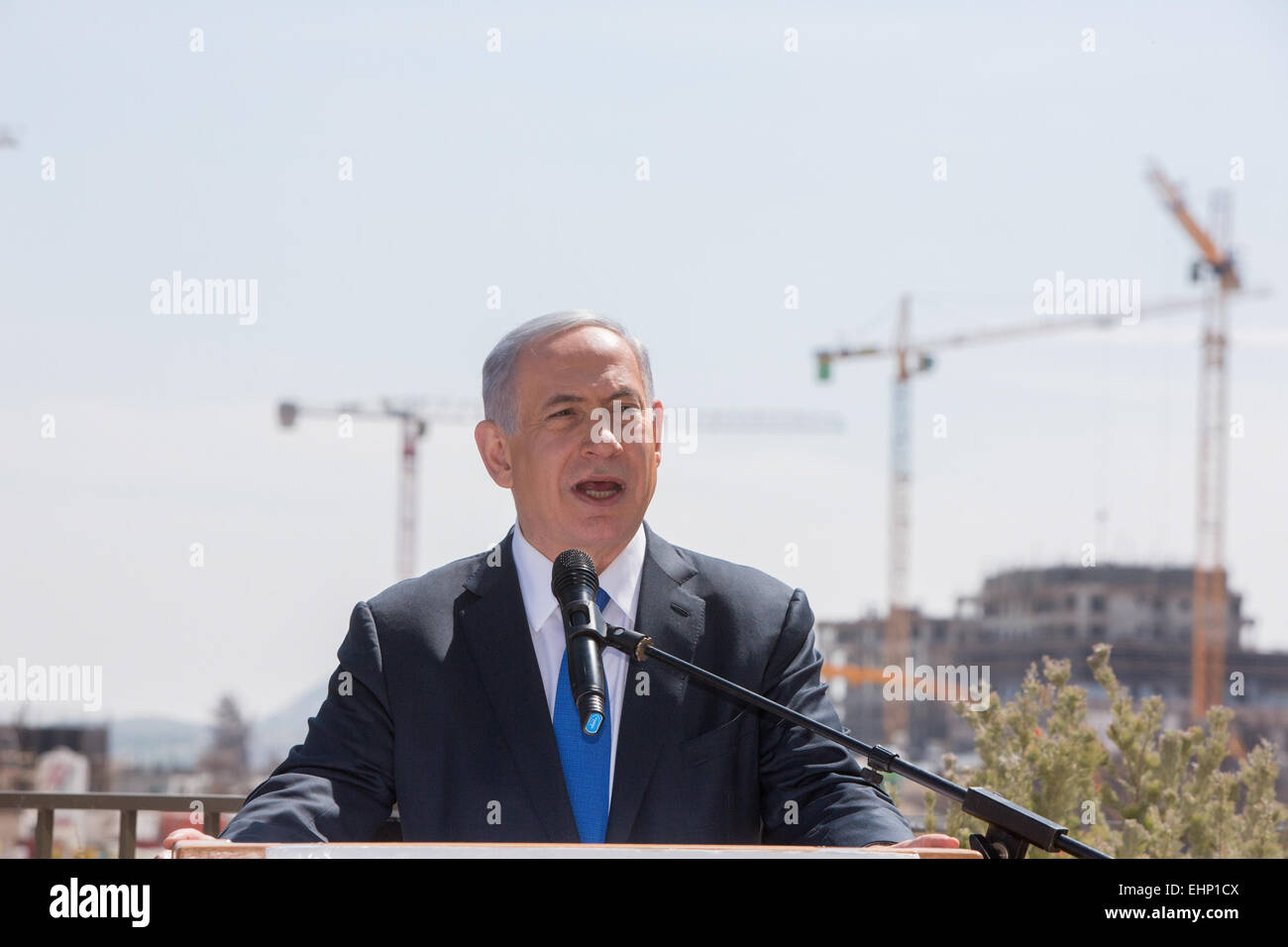 Jerusalem. 16. März 2015. Der israelische Ministerpräsident Benjamin Netanyahu befasst sich mit einer Wahlkampftour in Ost-Jerusalem jüdische Siedlung Har Homa am 16. März 2015. Der israelische Ministerpräsident Benjamin Netanyahu sagte eine israelische Nachrichtenportal am Montag, wenn er bei nationalen Wahlen am Dienstag gewählt wird, "Es wird keinen palästinensischer Staat." Bildnachweis: JINI/Xinhua/Alamy Live-Nachrichten Stockfoto