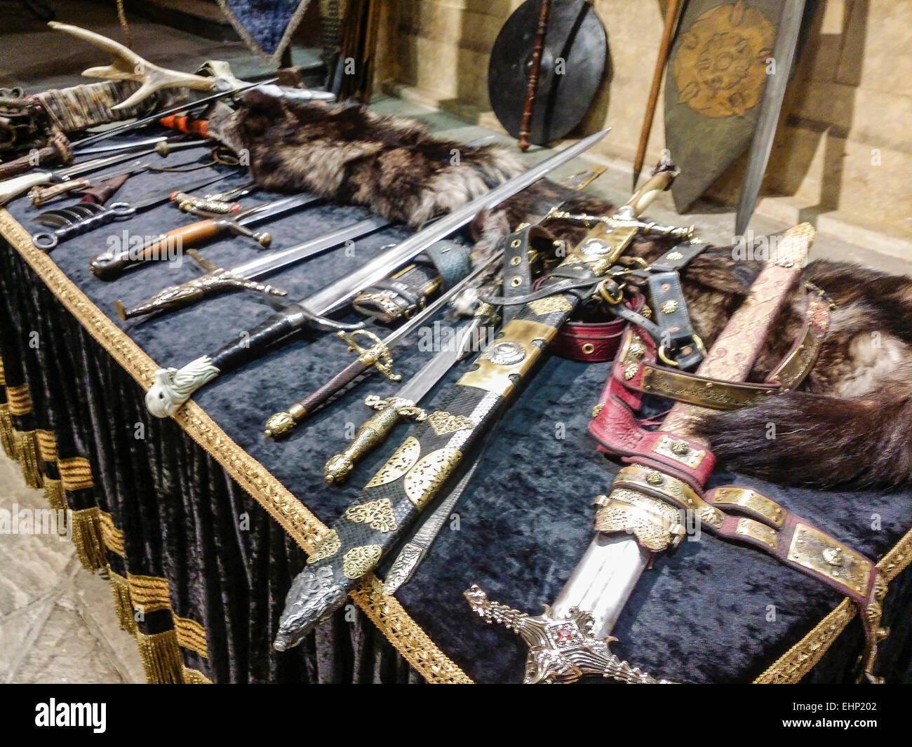 Schwerter von Game of Thrones auf einem Tisch in der Requisite Zimmer, Titanic Studios, Belfast Stockfoto