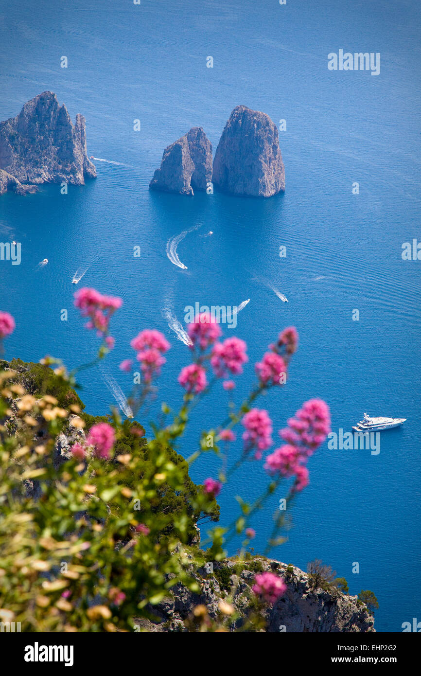 Atemberaubenden Blick auf die Faraglioni-Felsen von der Spitze des Monte Solaro, Capri, Neapel, Italien Stockfoto