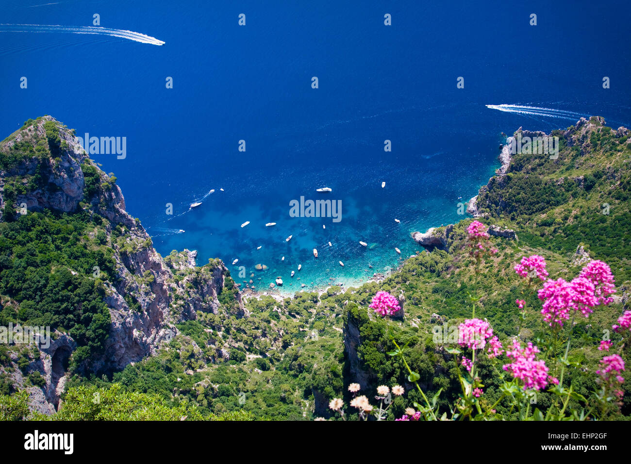 Atemberaubenden Blick auf die Faraglioni-Felsen von der Spitze des Monte Solaro, Capri, Neapel, Italien Stockfoto