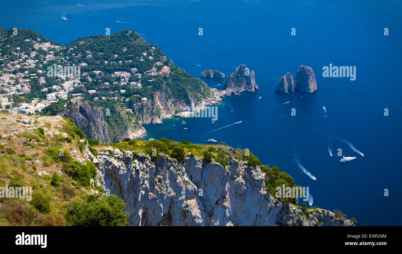 Atemberaubenden Blick auf die Faraglioni-Felsen von der Spitze des Monte Solaro, Capri, Neapel, Italien Stockfoto