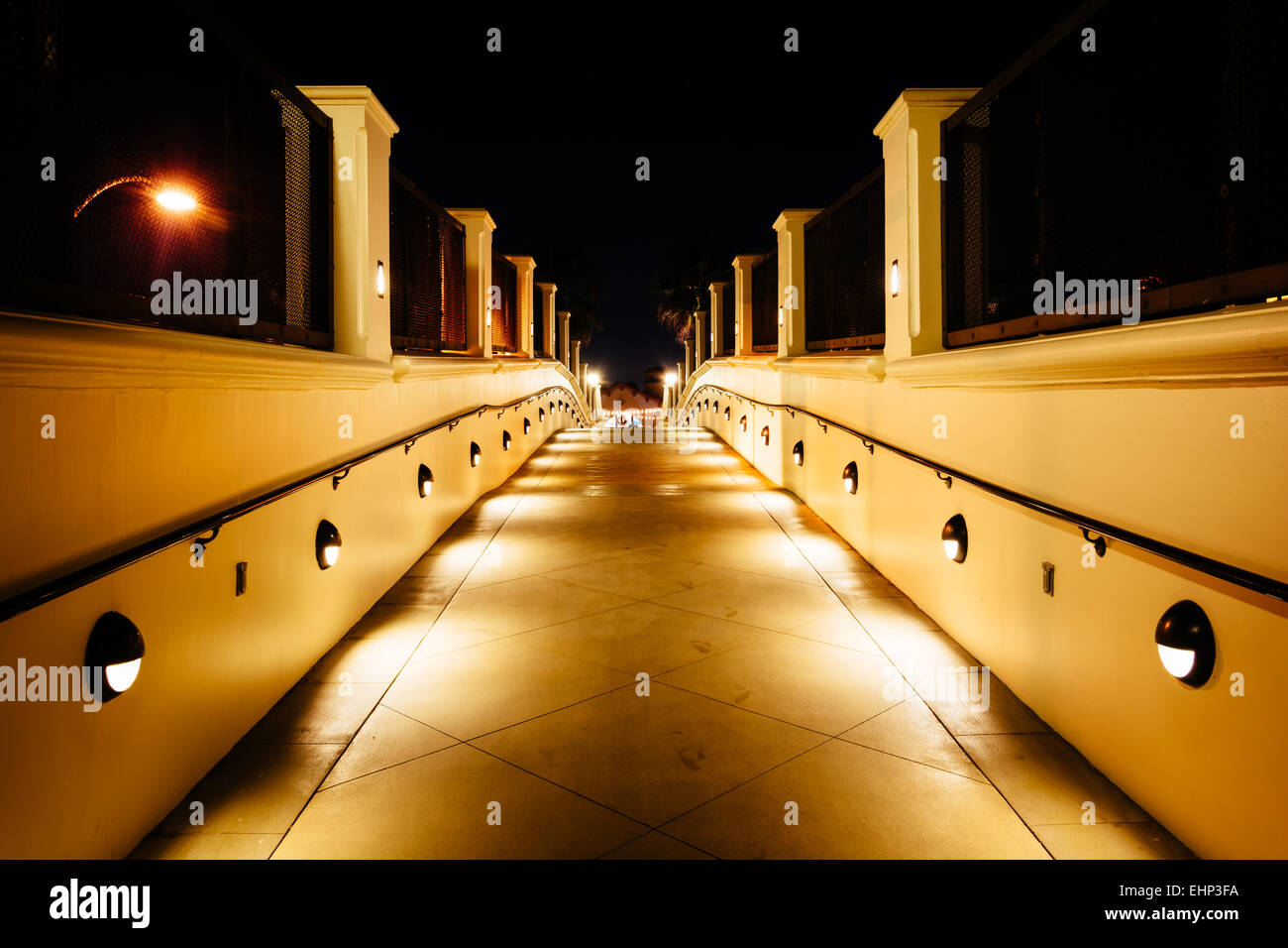 Gehweg in der Nacht, in Huntington Beach, Kalifornien. Stockfoto