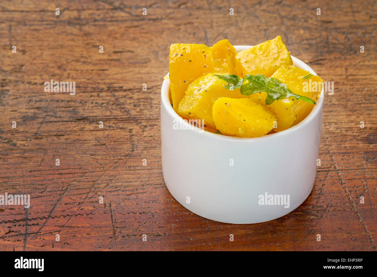 Golden Rüben Salat mit Aragula - kleine Verkostung Bowl gegen rustikales Holz Stockfoto