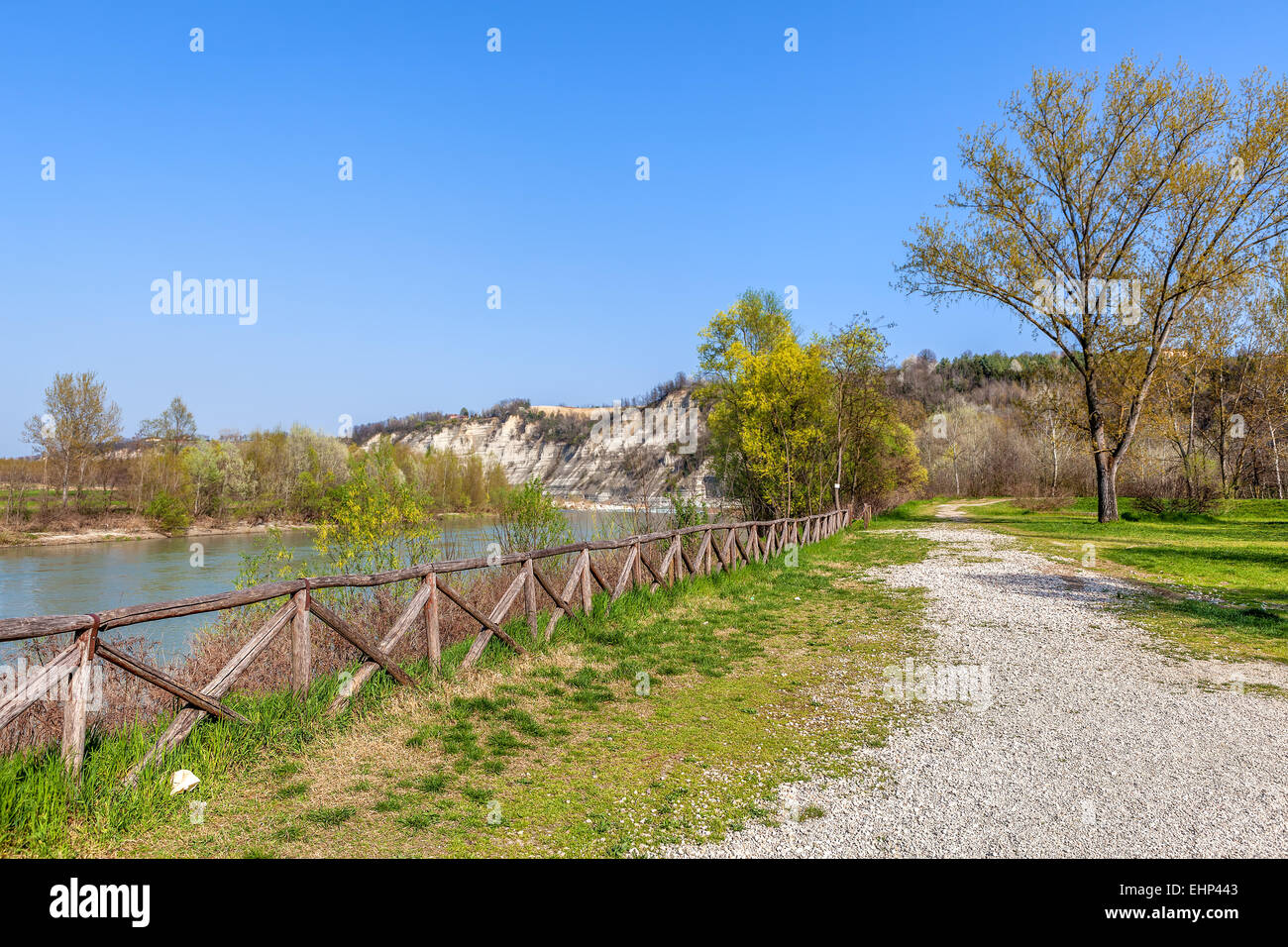 Kiesweg Fluss Tanaro in Park im zeitigen Frühjahr. Stockfoto