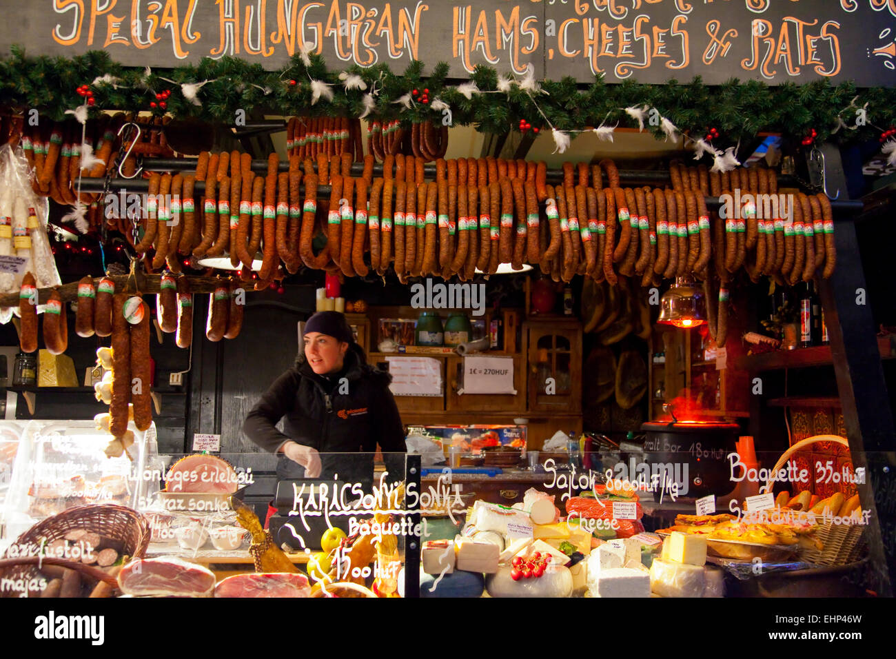 Eine Mädchen verkauft, Fleisch und Käse auf einem Weihnachtsmarkt in Budapest, Ungarn Stockfoto