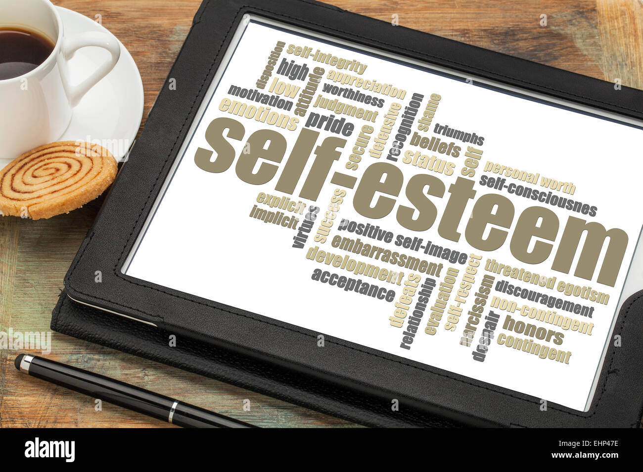 Selbstwertgefühl Wortwolke auf digitale Tablett mit Kaffee Stockfoto