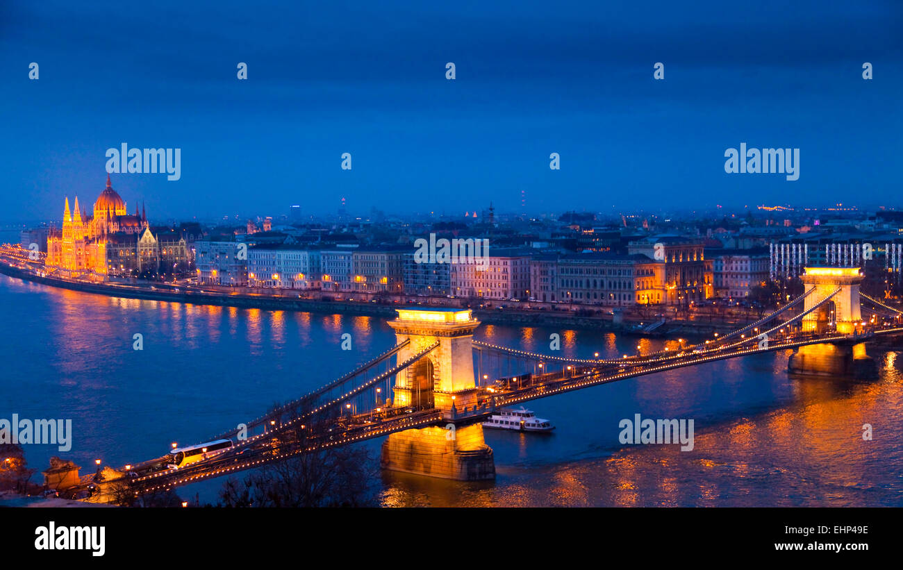 Das Parlamentsgebäude und die Kettenbrücke über die Donau, gesehen vom Castle Hill District, Budapest, Ungarn Stockfoto