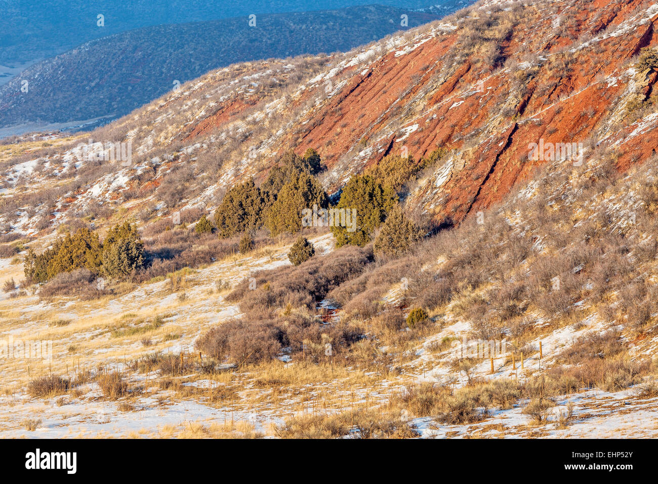 Gesteinsschichten aus rotem Sandstein - Winterlandschaft in Red Mountain Open Space in der Nähe von Fort Collins, Colorado Stockfoto