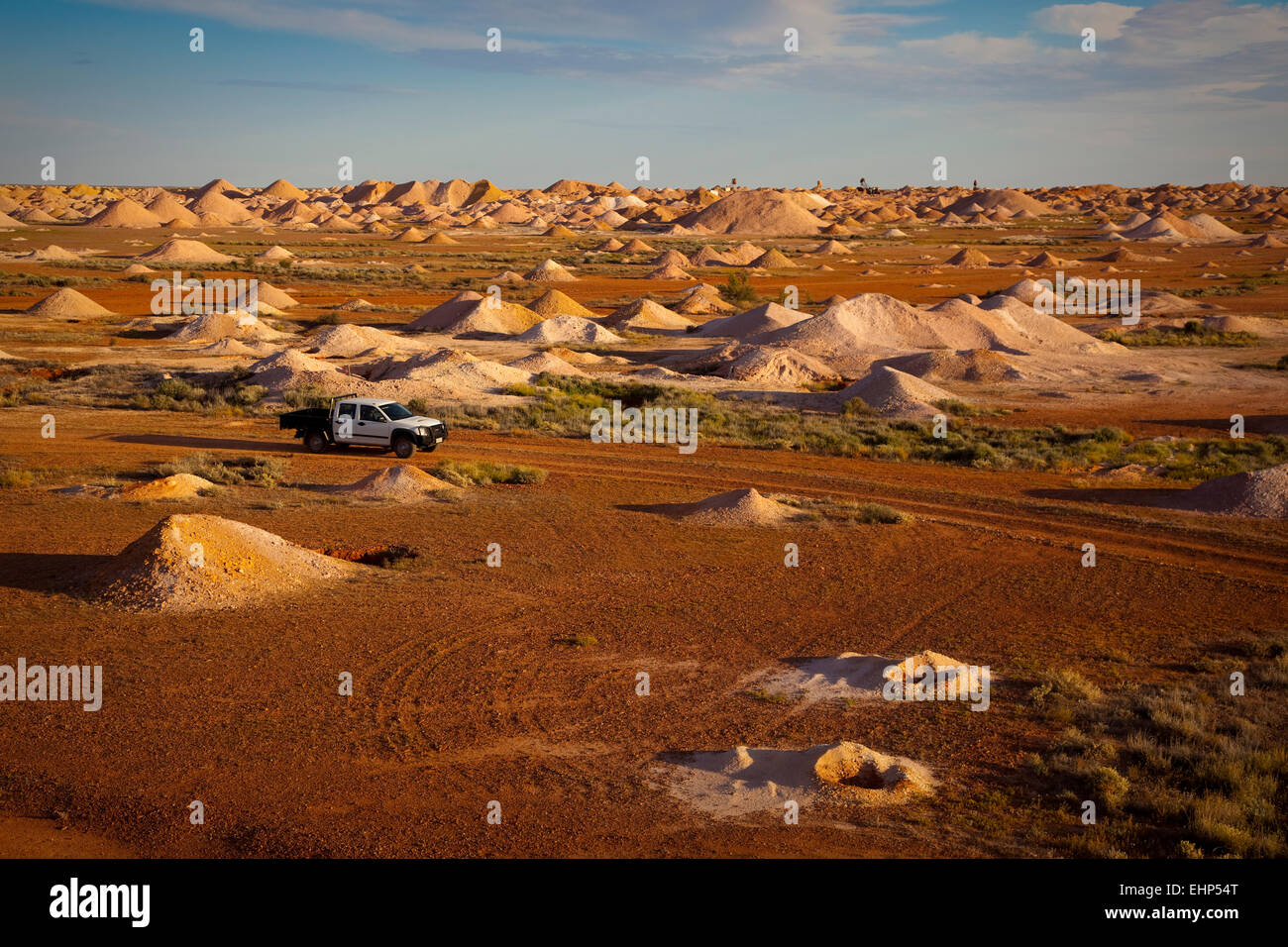 Ein LKW Pässe zwischen Haufen verwöhnen links von Opal Bergleute in Coober Pedy, Südaustralien Stockfoto