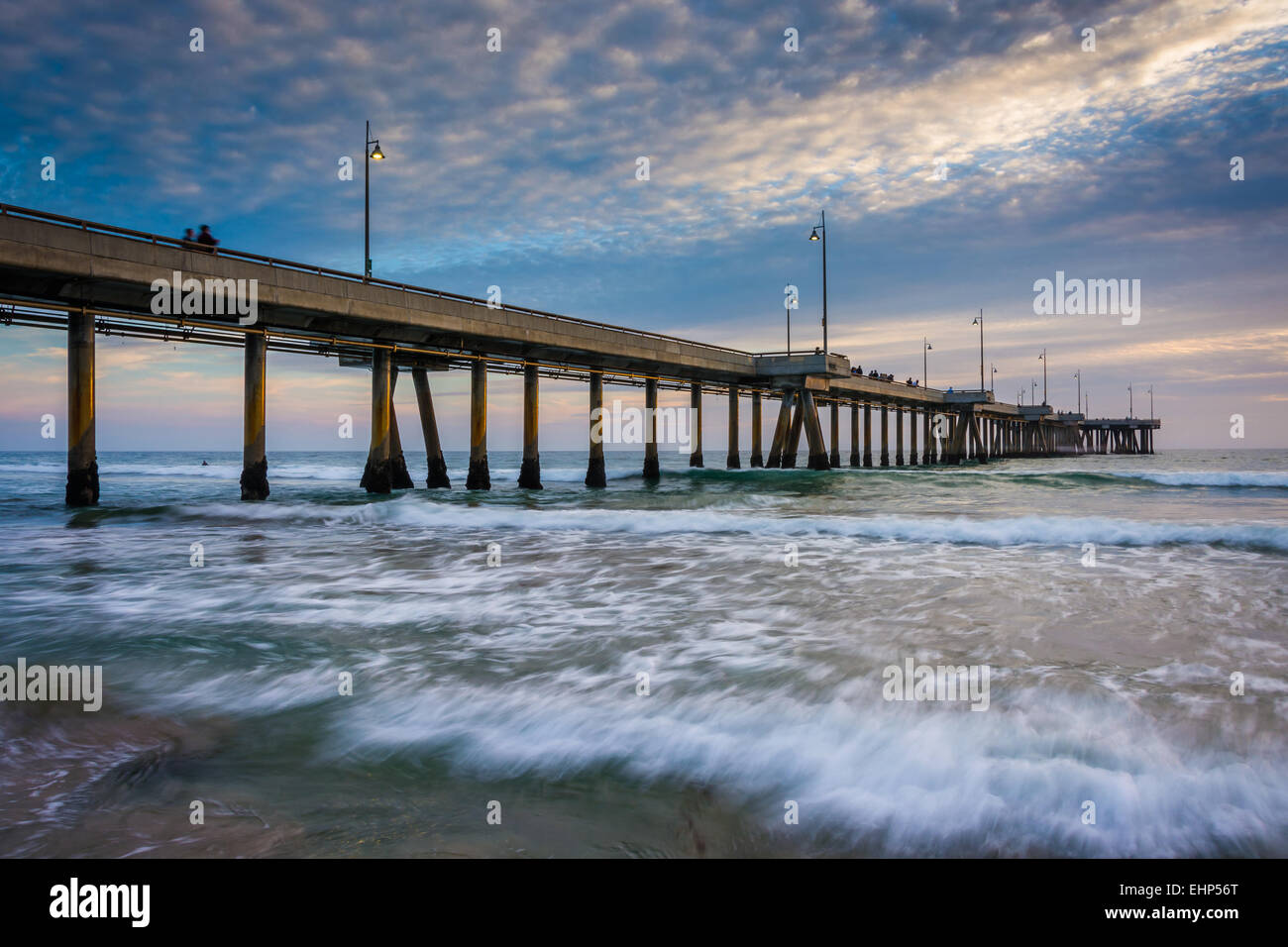 Wellen in den Pazifischen Ozean und der Mole bei Sonnenuntergang in Venice Beach, Los Angeles, Kalifornien. Stockfoto