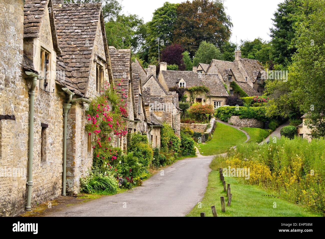 Malerische alte Steinhäuser von Arlington Row im Dorf Bibury, England Stockfoto