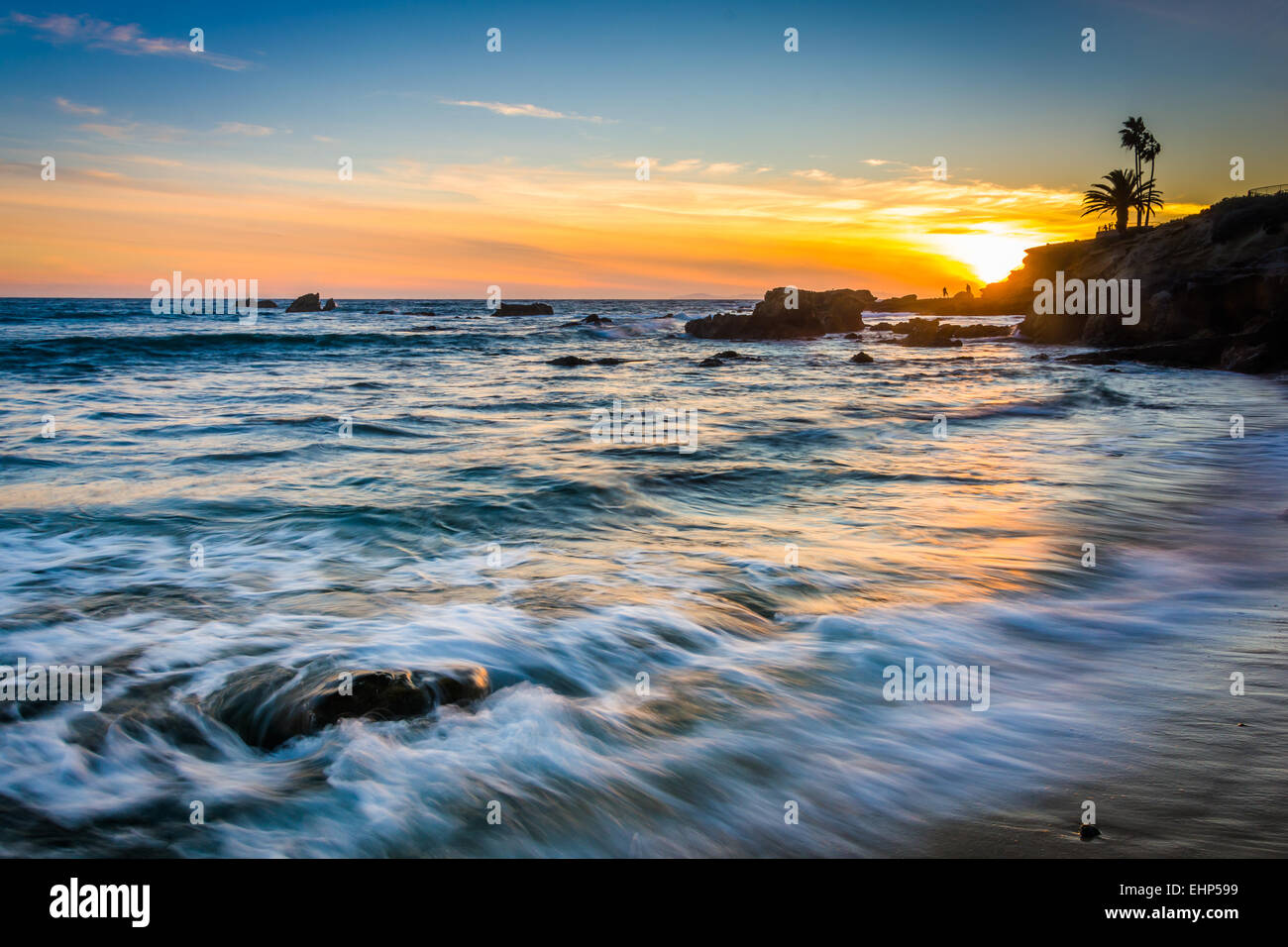 Wellen im Pazifik bei Sonnenuntergang, gesehen vom Heisler Park in Laguna Beach, Kalifornien. Stockfoto