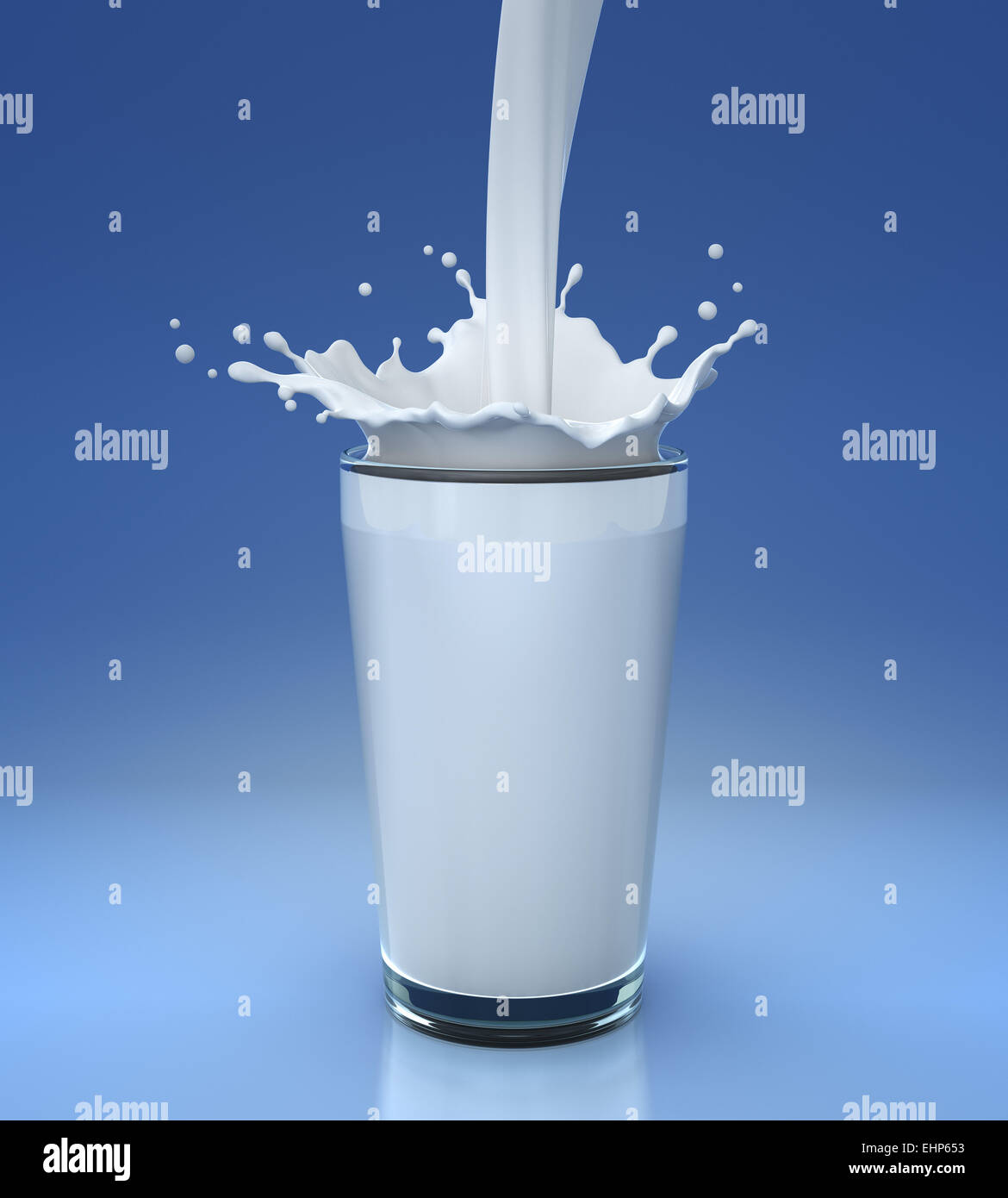 Glas Milch gießen Stockfoto