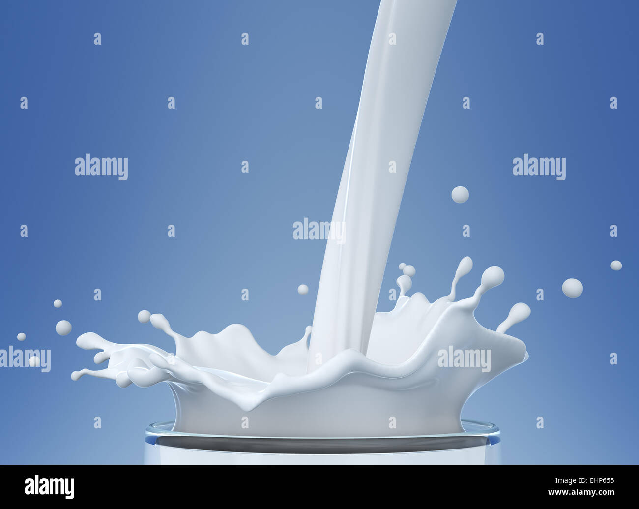 Glas Milch gießen Stockfoto