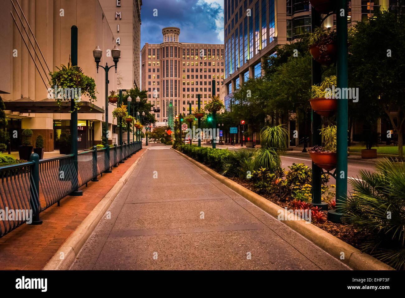 Gebäude und Landschaftsbau entlang einer Straße in Orlando, Florida. Stockfoto