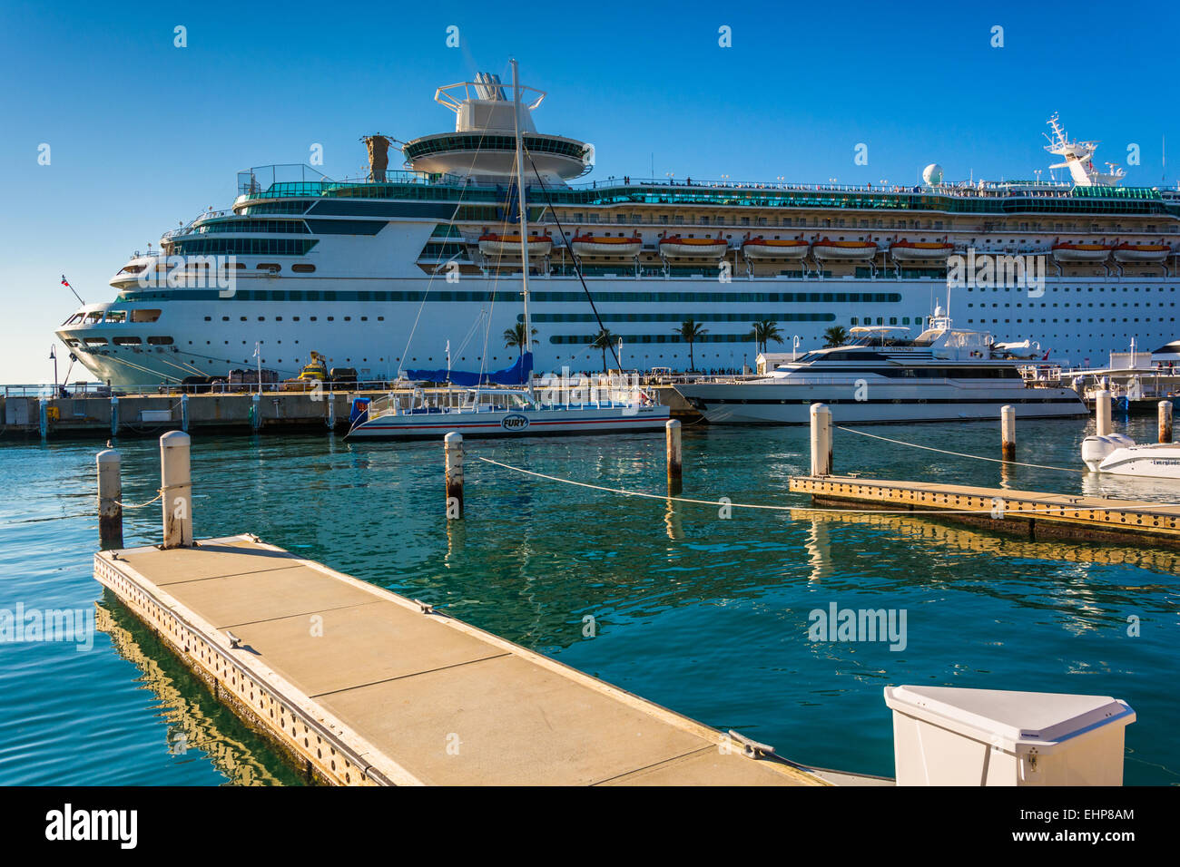 Kreuzfahrt-Schiff und Hafenanlagen in Key West, Florida. Stockfoto